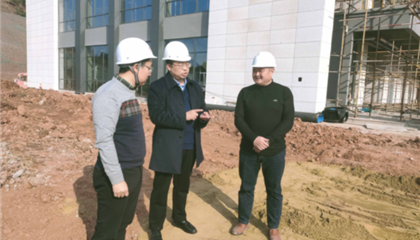 遂寧興業(yè)集團黨委副書記、監(jiān)事會主席、工會主席石鎮(zhèn)槐深入遂寧市興學商務(wù)中心項目、公共衛(wèi)生臨床醫(yī)療中心一期項目進行實地巡查